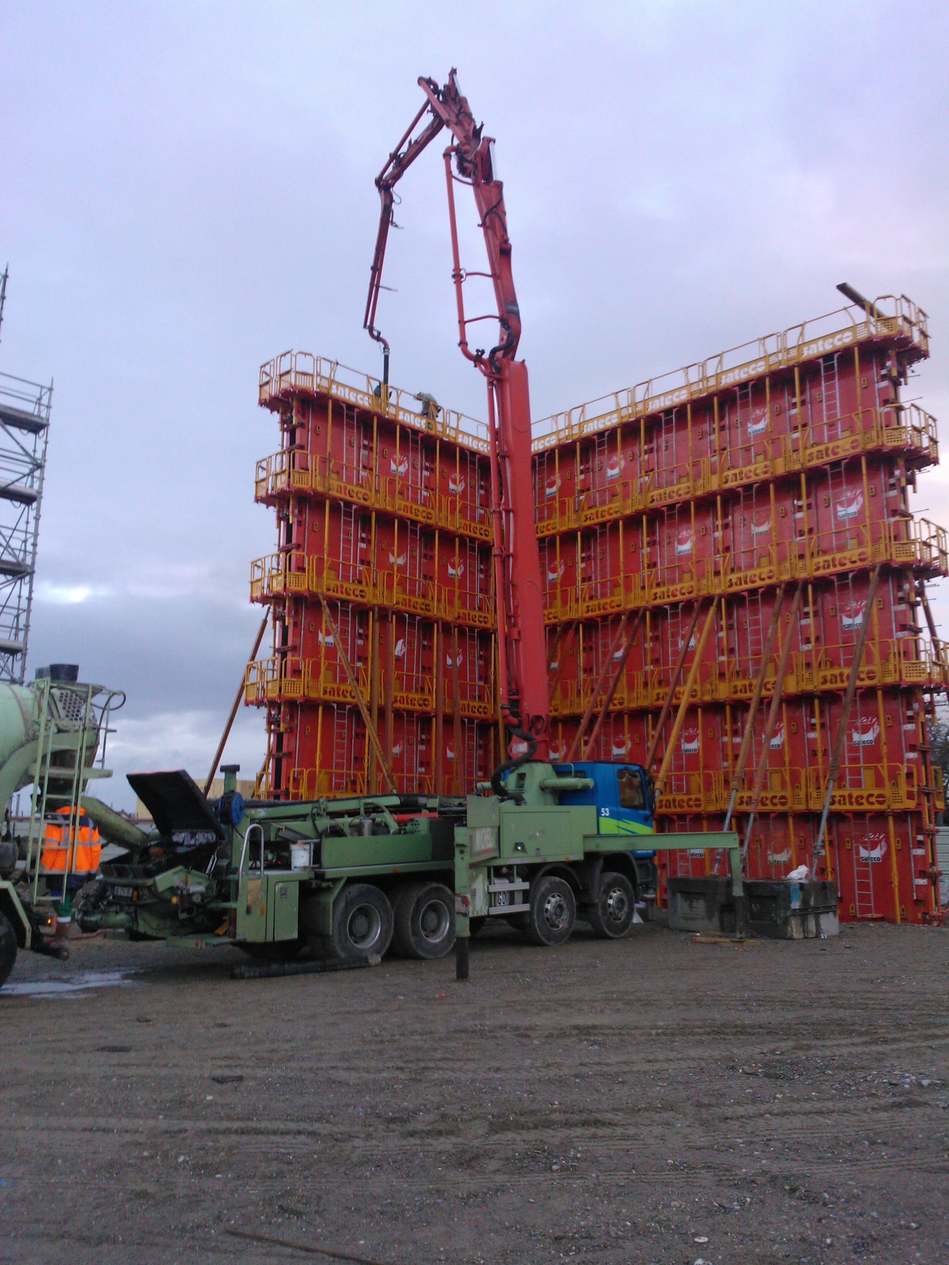 Chantier référence Béton Michel : Béton autoplaçant chantier salle des fêtes de Saint-Louis