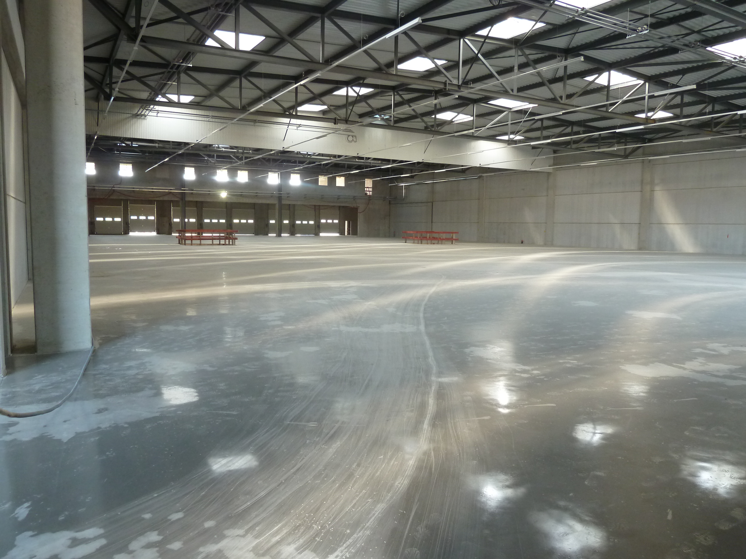 Chantier référence Béton Michel : Dallage industriel bâtiment fret EuroAirport