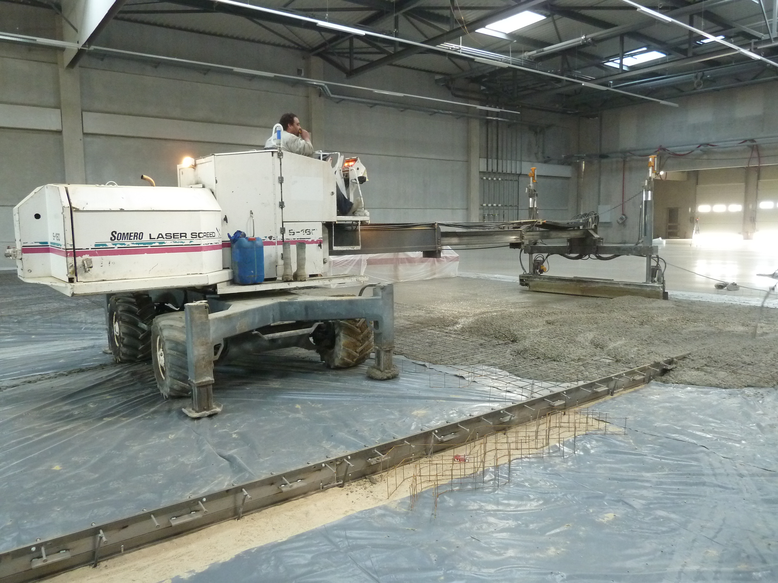 Chantier référence Béton Michel : Dallage industriel bâtiment fret EuroAirport